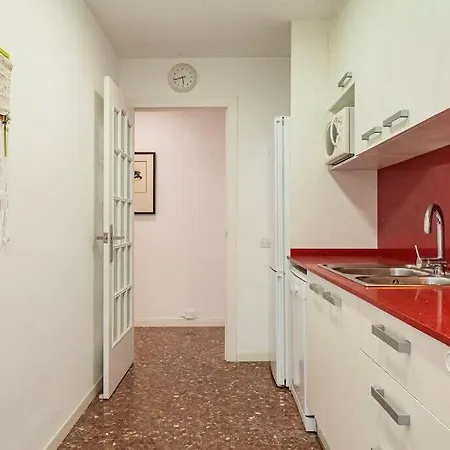 Apartment Big For 15 In The Heart Of Eixample Barcelona