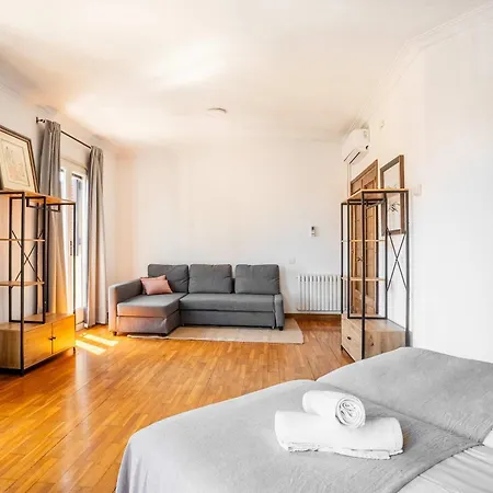 Big For 15 In The Heart Of Eixample Apartment