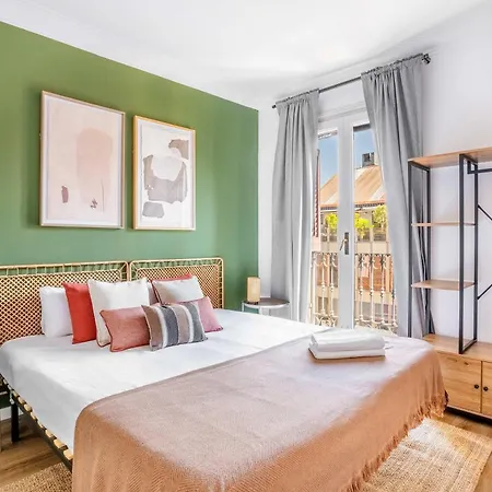 Big For 15 In The Heart Of Eixample Apartment